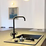 Schiller By Hello شقة